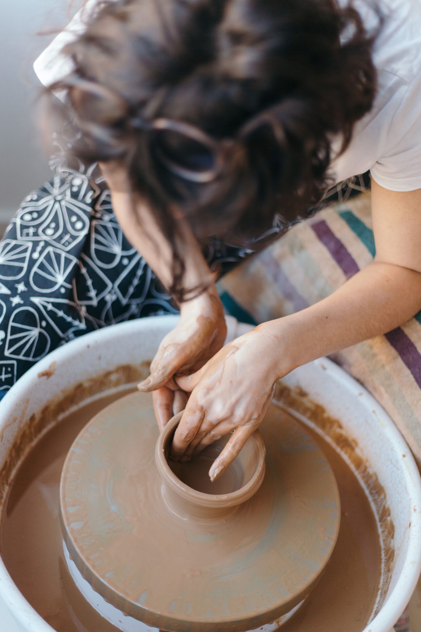 Lessons in pottery at the market